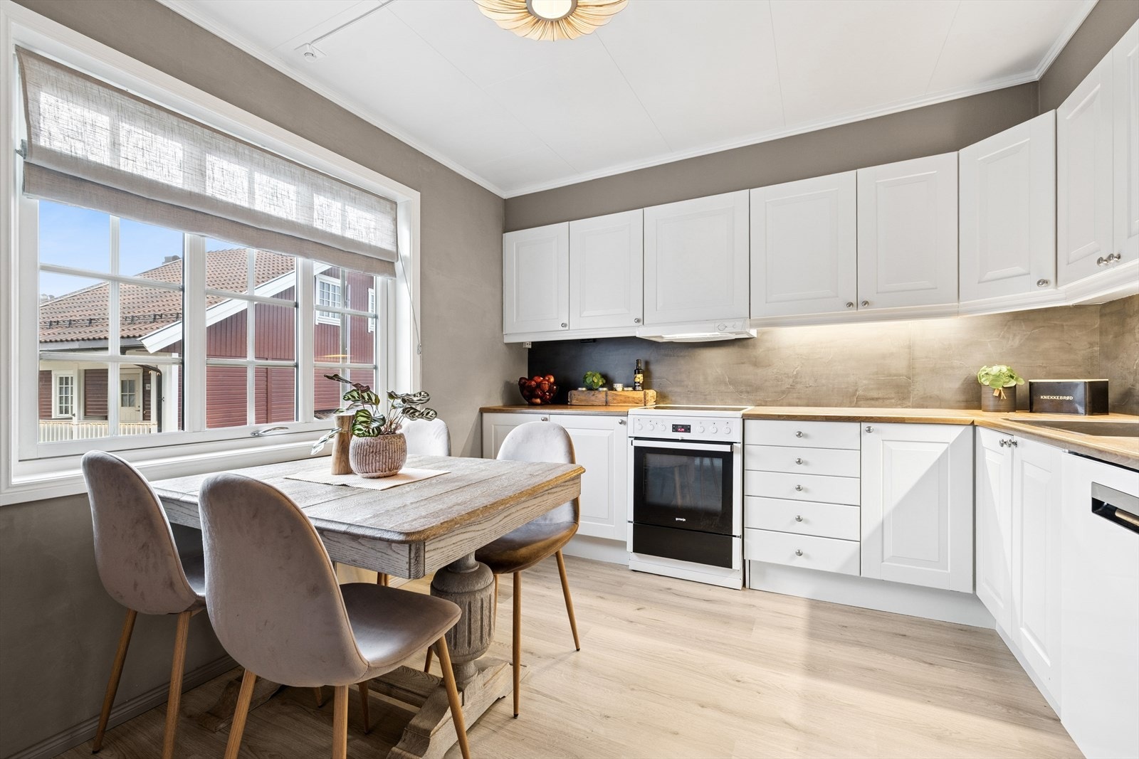 nnredningen er gjennomført med profilerte fronter i lys utførelse, og har meget gode arbeidsforhold da innredningen har en gjennomtenkt plassering og utforming som er nærmest skreddersydd for rommet. Galleribilde