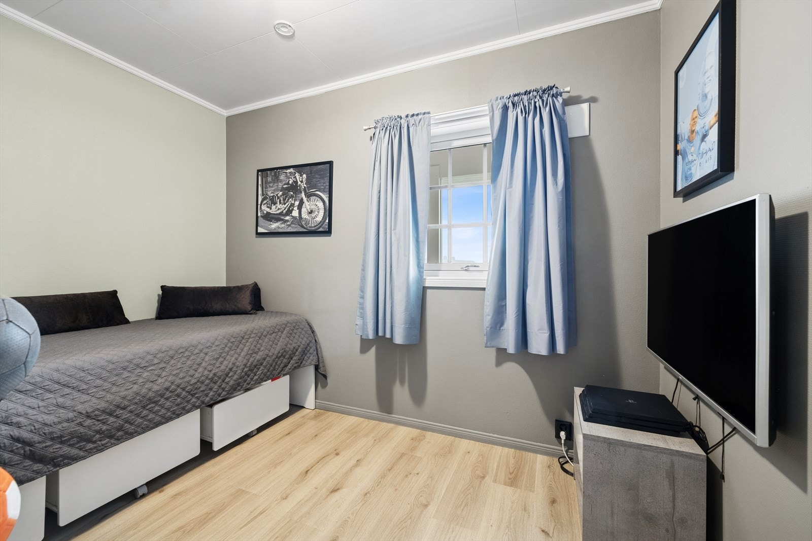 Rommene har god plass til seng med tilhørende nattbord og ønskede garderobeløsninger. Galleribilde