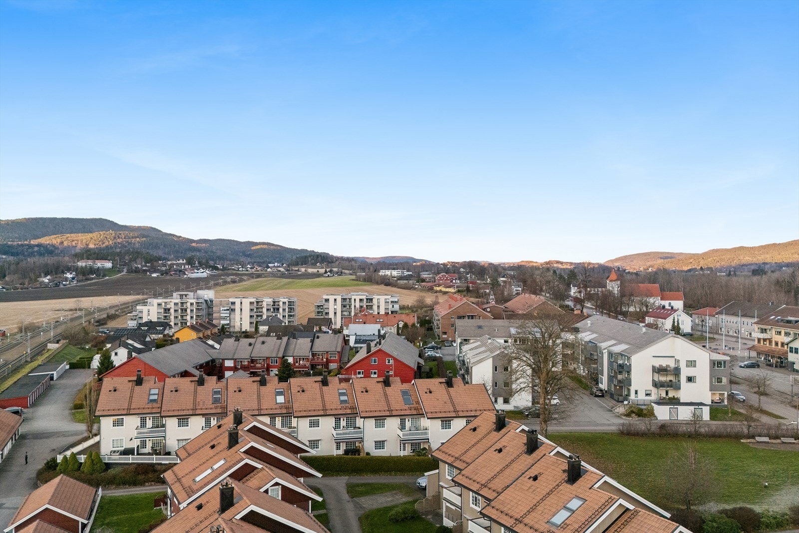 Her bor du med gangavstand til "alt" Sande sentrum kan by på av fasiliteter. Her kan blant annet døgnåpen Joker butikk, Vinmonopolet, ny Meny butikk, Apotek, restaurant, gullsmed, sportsbutikk, klesbutikk og frisør trekkes frem. Galleribilde