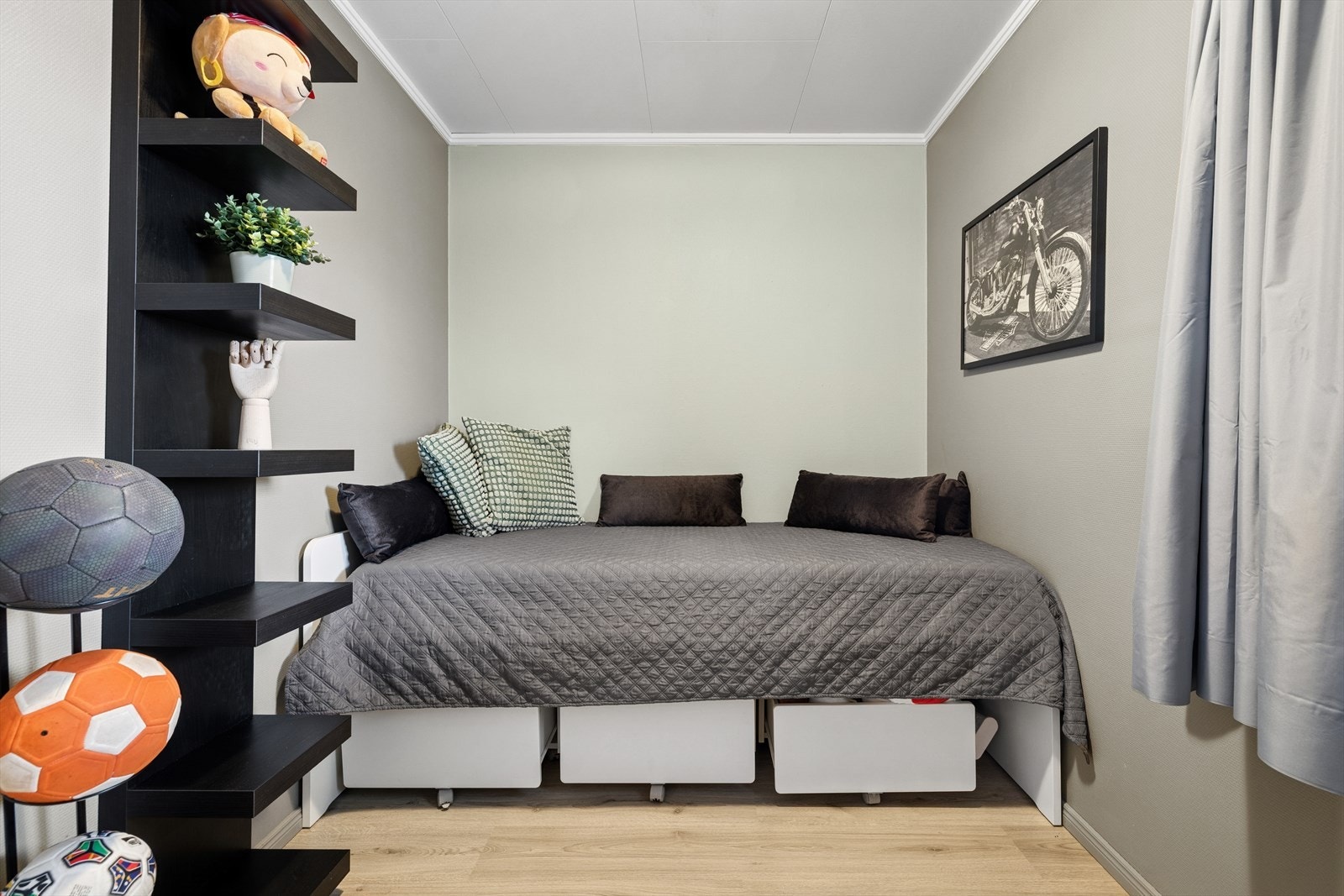 Rommene er allsidige og kan benyttes som f.eks barnerom, gjesterom, walk-in closet, bibliotek, TV- stue eller kontor. På bakgrunn av sin størrelse åpner det for mange muligheter for innredning etter ønsket formål. Galleribilde