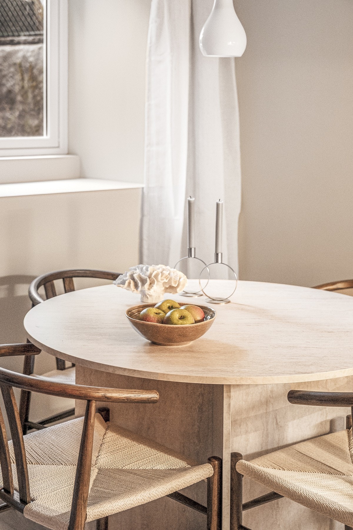 Leiligheten er malt i behagelige farger og oppleves både lys og innbydende Galleribilde