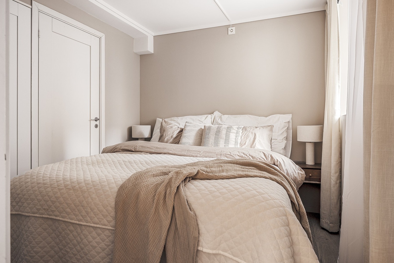 Soverommet måler 7 kvadratmeter og har god plass til seng og annet passende møblement Galleribilde