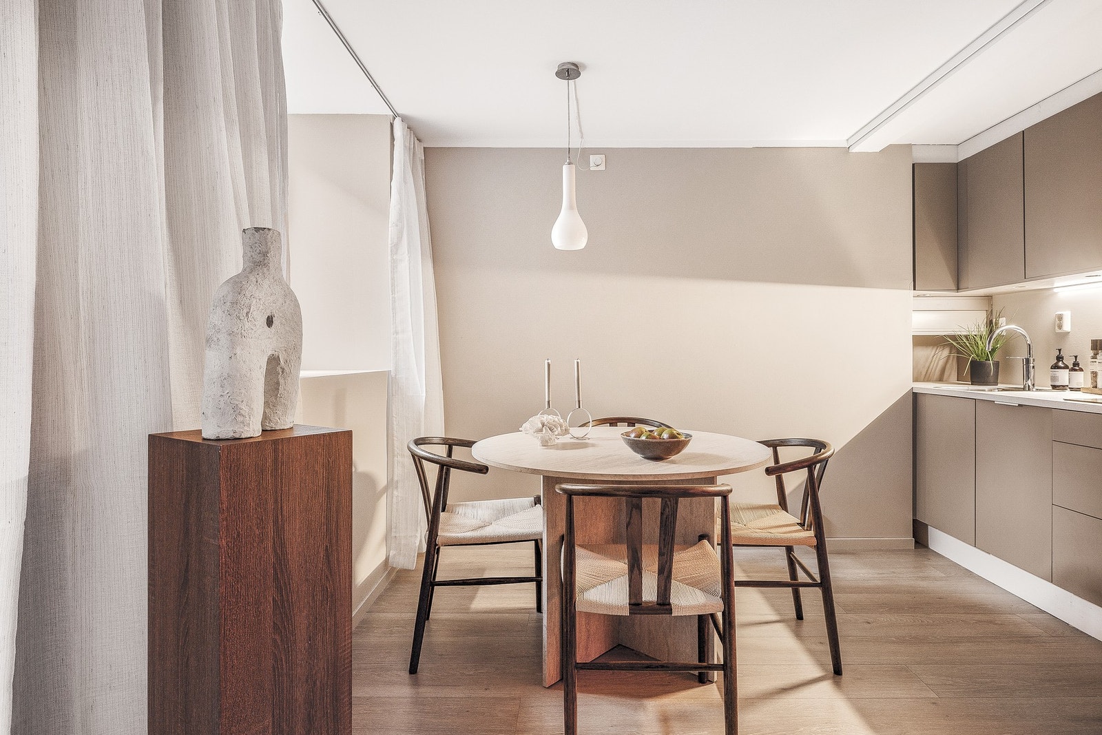 Åpen løsning mellom kjøkken og spisestue gir leiligheten et sosialt preg Galleribilde