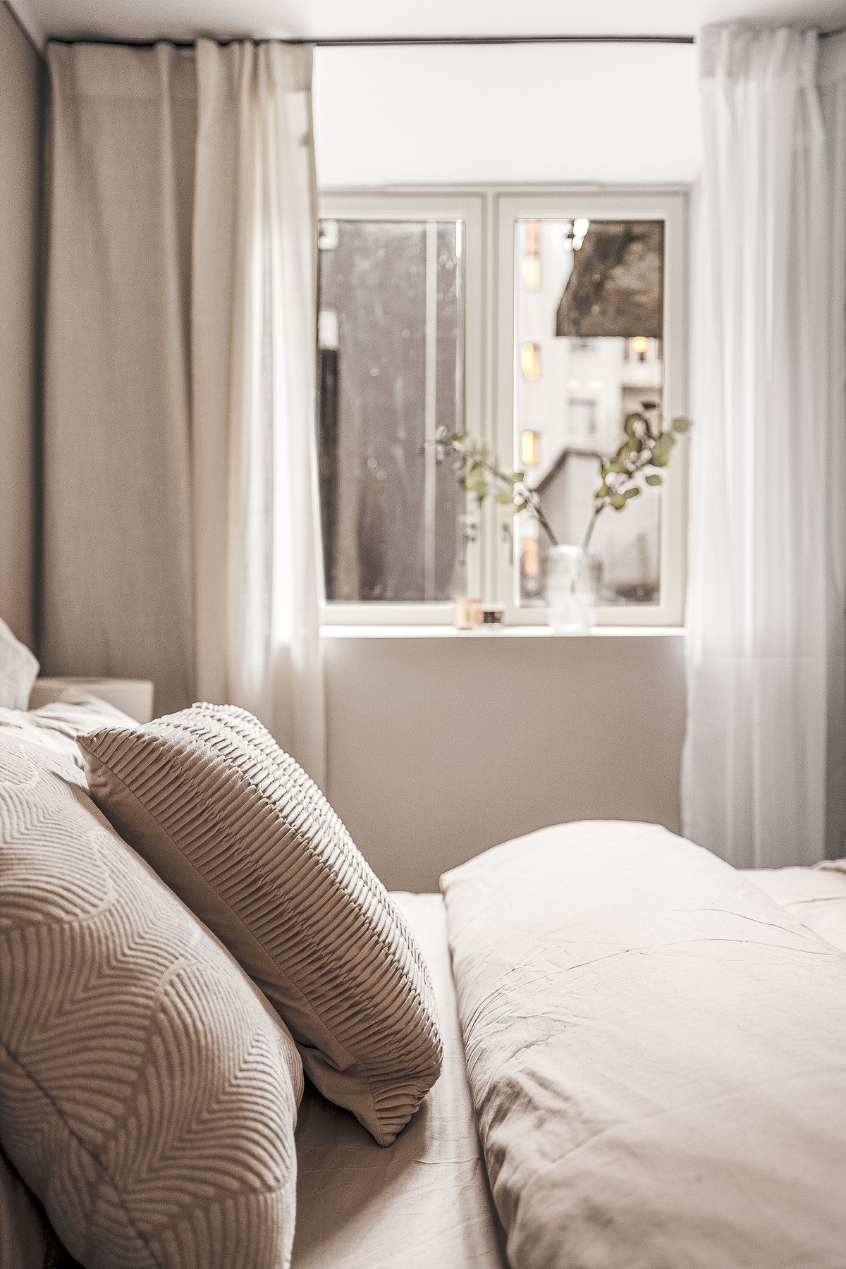 Rommet vender mot den rolige bakgården og er godt skjermet fra støy Galleribilde