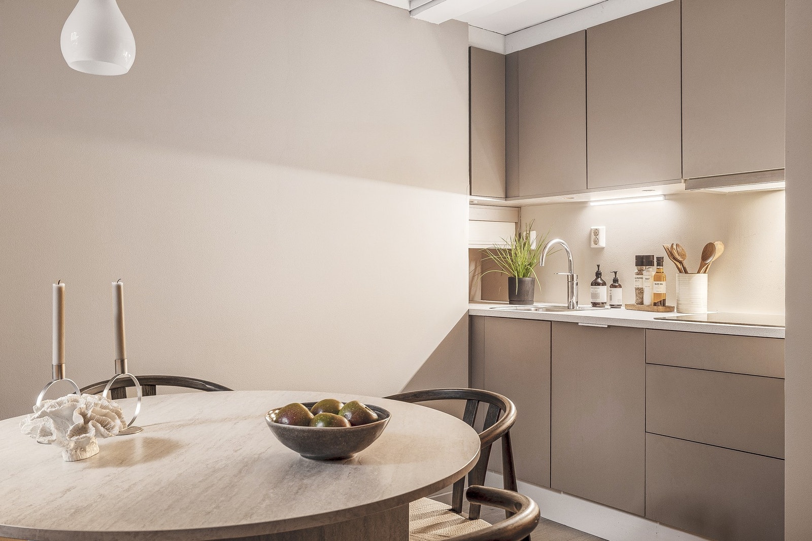 Moderne HTH-kjøkken fra 2019 med slette fronter og laminert benkeplate Galleribilde