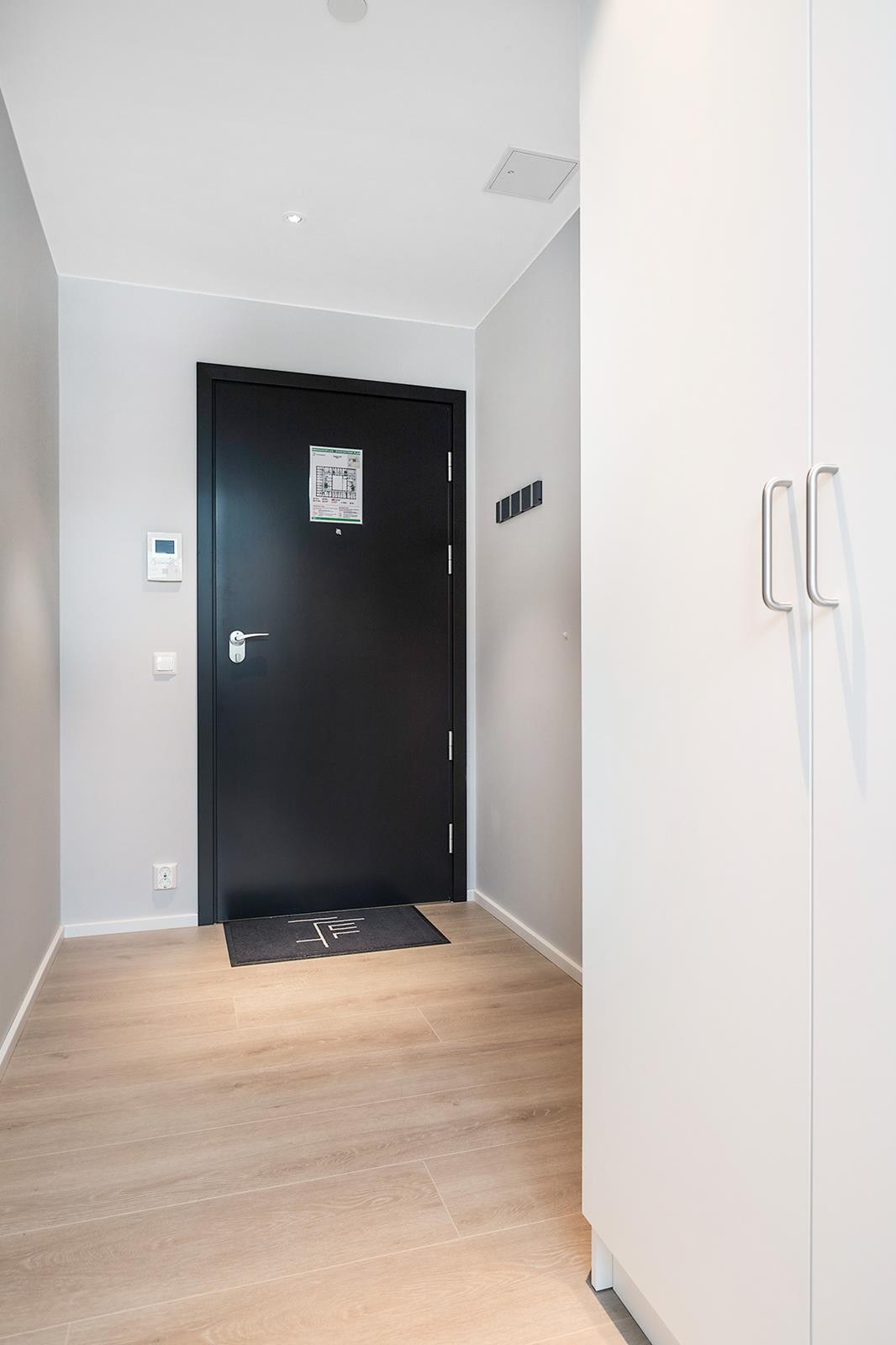 Klesskap medfølger. Galleribilde