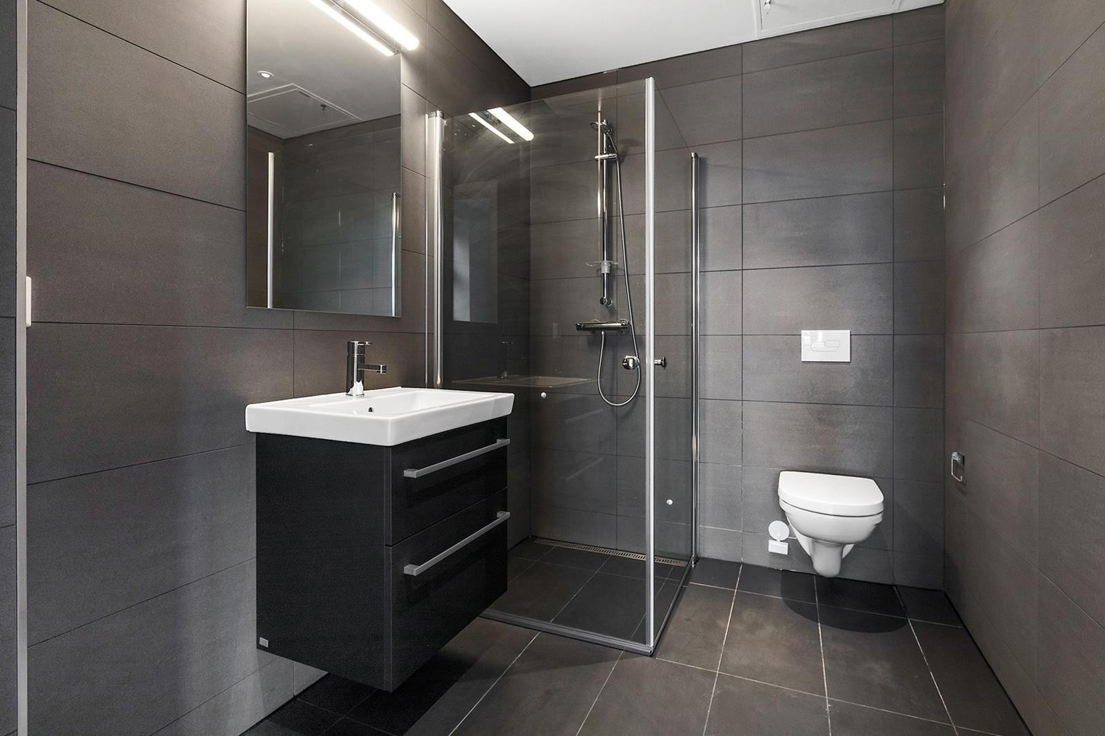 Pent flislagt bad med opplegg for vaskemaskin og varmekabel i gulv. Galleribilde