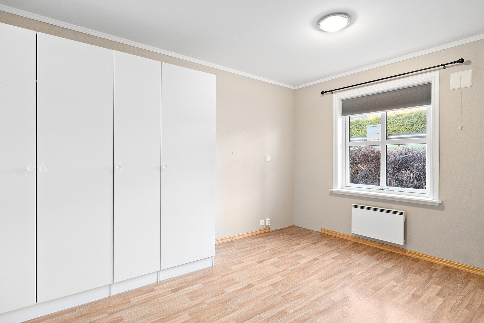 Soverom med garderobeskap Galleribilde