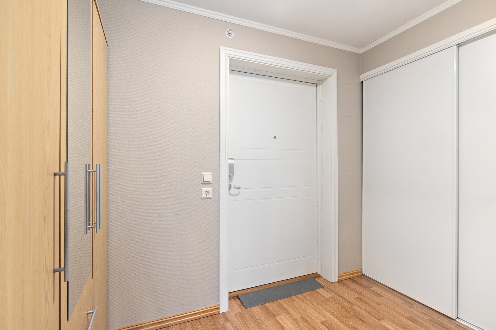 Entrè med skap og bod Galleribilde