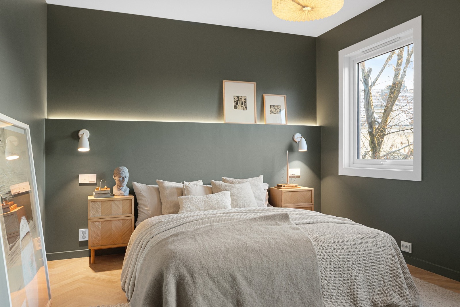 Elegant hovedsoverom med harmoniske fargevalg og god romfølelse Galleribilde