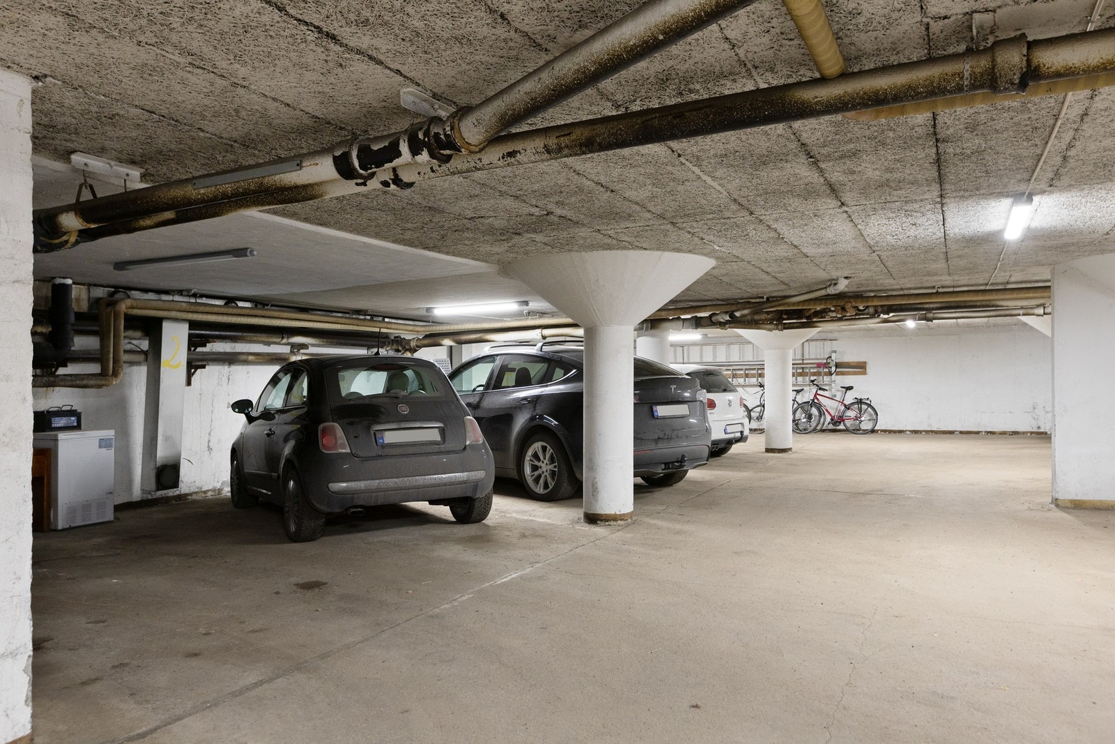 Bygget har parkeringskjeller med mulighet for parkering av både bil og sykkel Galleribilde