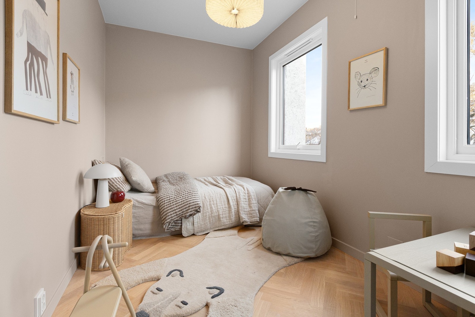 Leilighetens andre soverom egner seg godt som barnerom, kontor eller gjesterom Galleribilde