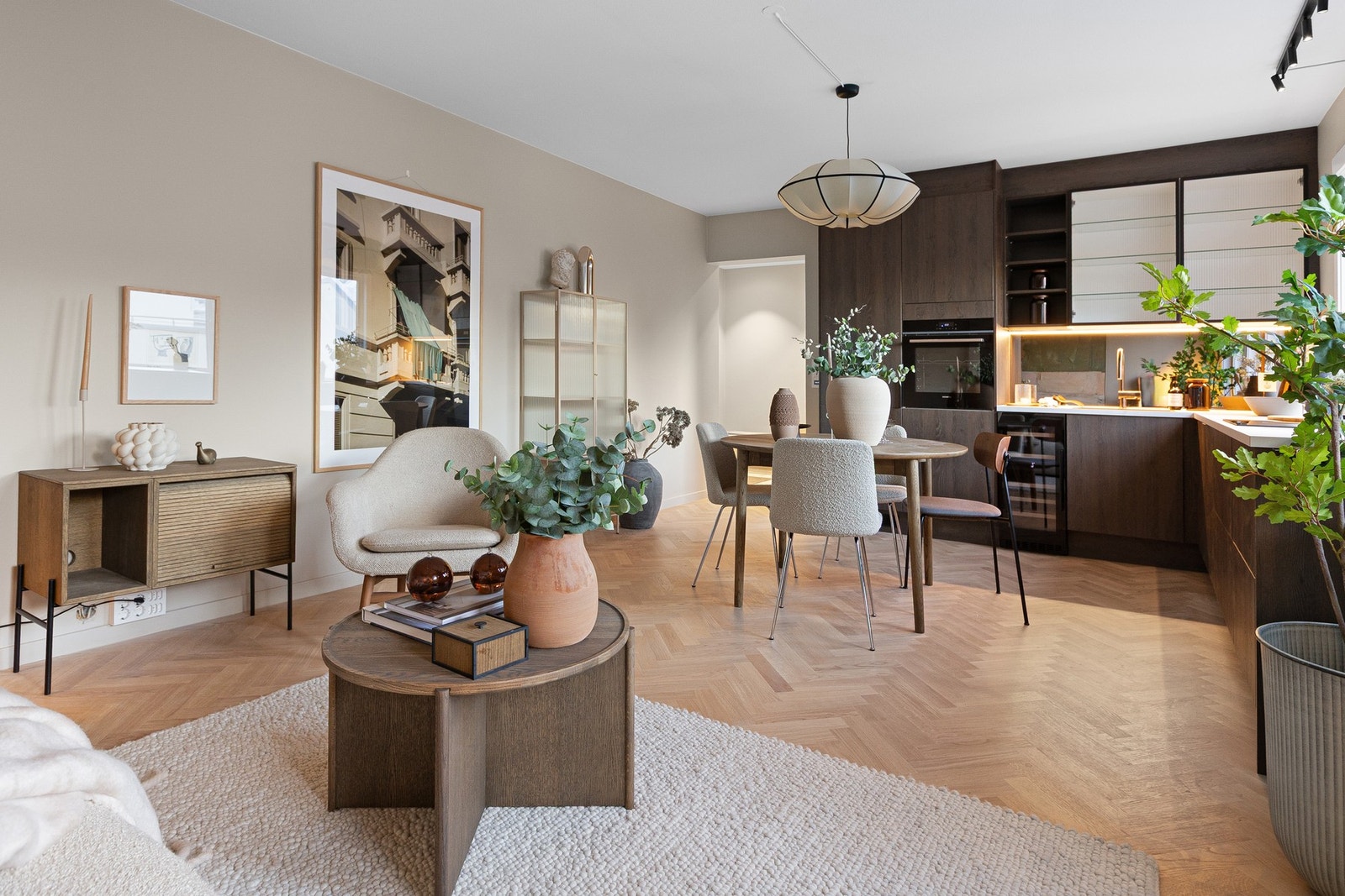 Leiligheten byr på et stilrent og moderne kjøkken Galleribilde