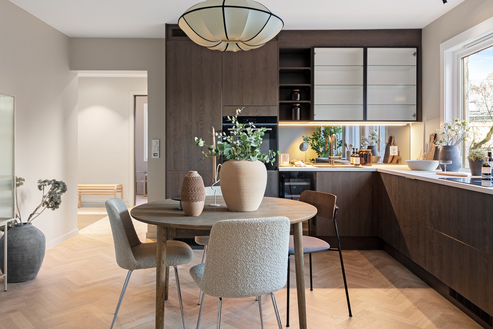 Elegant detaljer med tidløse materialvalg, lekker benkeplate og moderne komfort Galleribilde