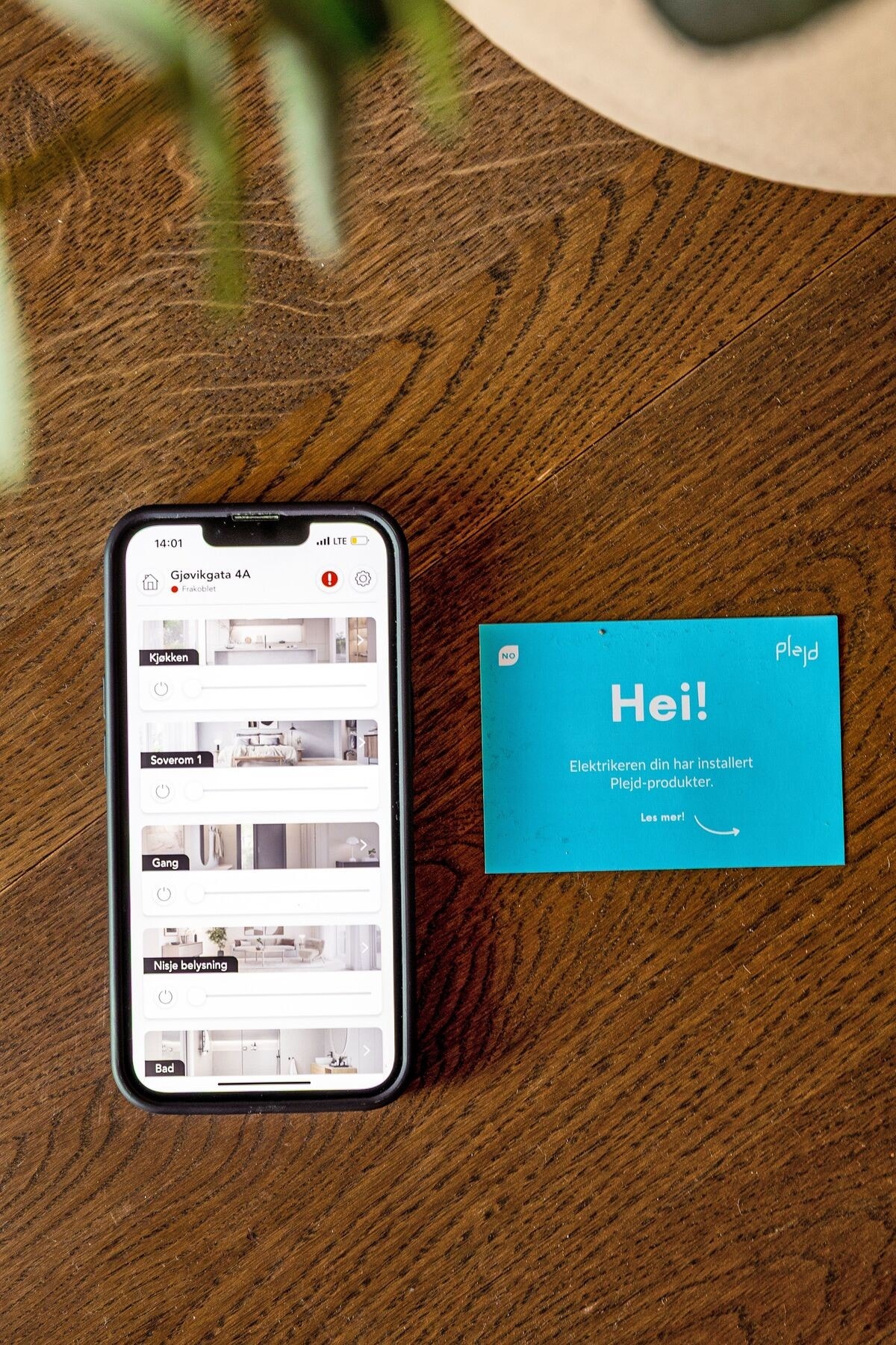 Moderne Plejd-system med trådløs styring av lys og varme i hele leiligheten Galleribilde
