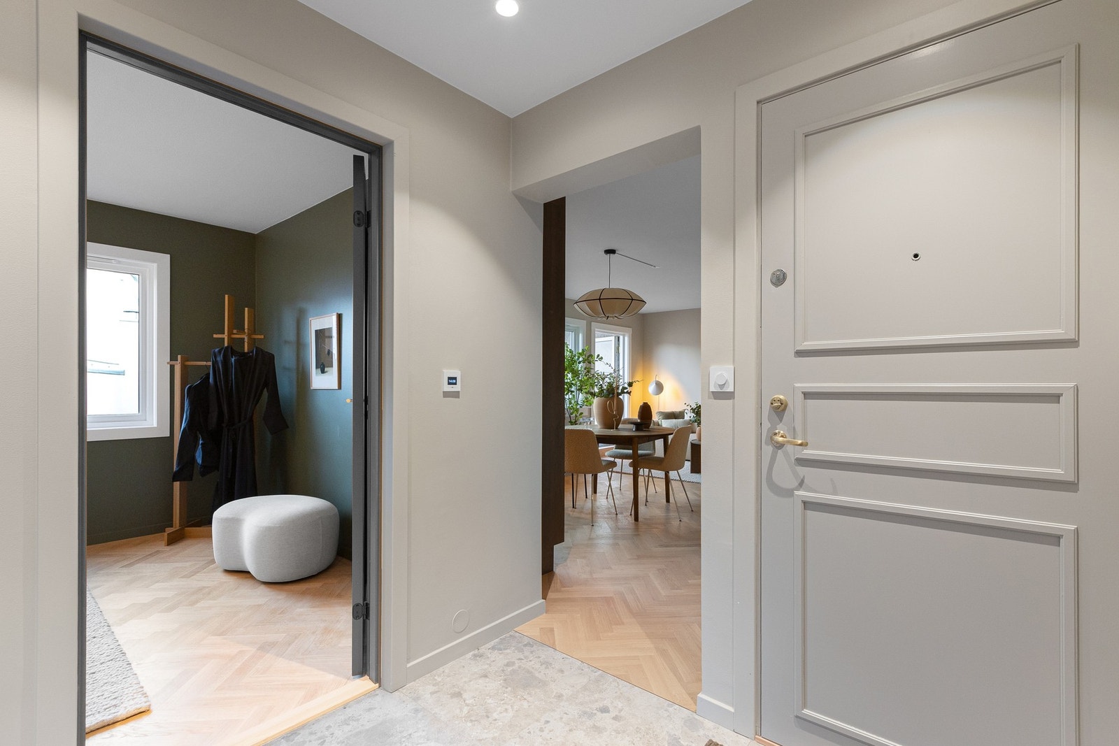 Entréen har direkte adkomst til alle leilighetens rom Galleribilde