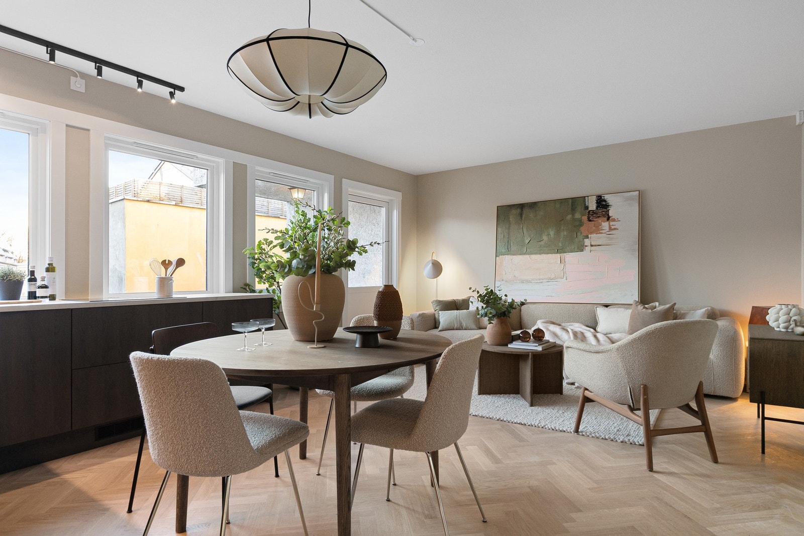 Åpen stue/kjøkken løsning, som skaper en sosial og luftig sone Galleribilde