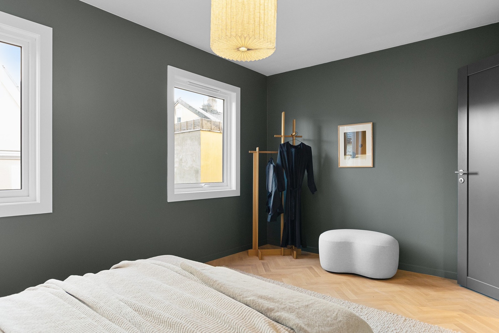 Store vindusflater som slipper inn rikelig med dagslys Galleribilde