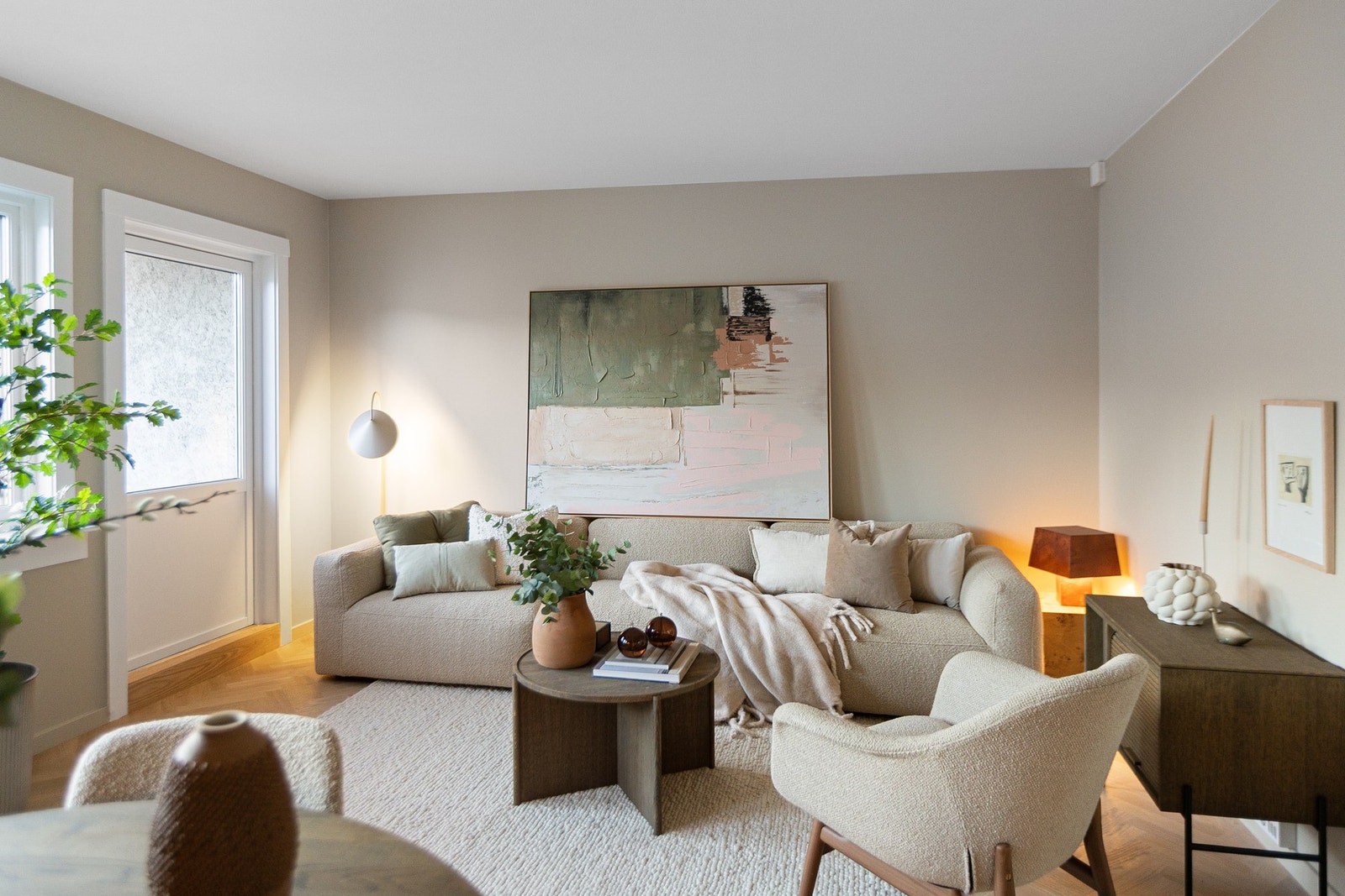 Stuen er romslig og gir god plass til sofagruppe og øvrig møblement Galleribilde