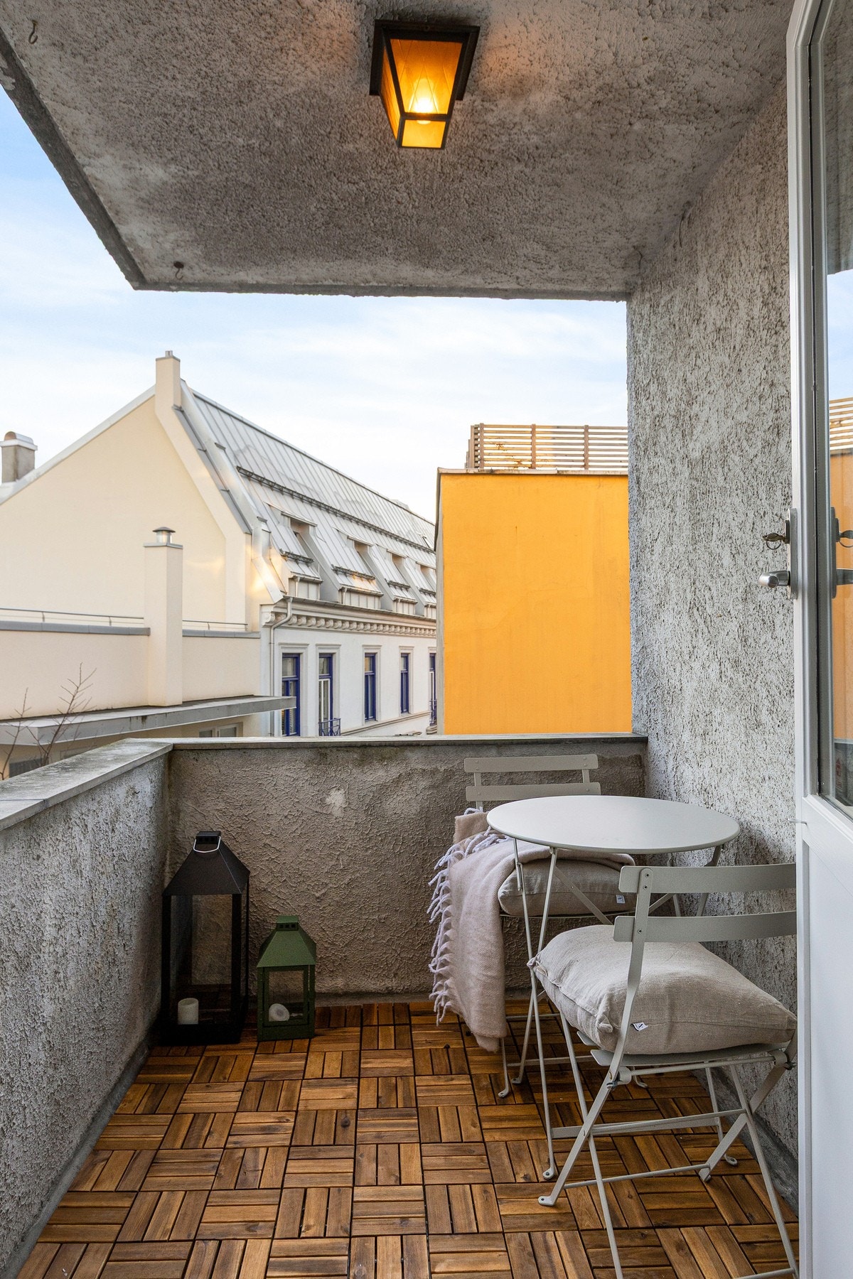 Leiligheten byr på en solrik balkong - perfekt for morgenkaffen, eller lange sommerkvelder Galleribilde