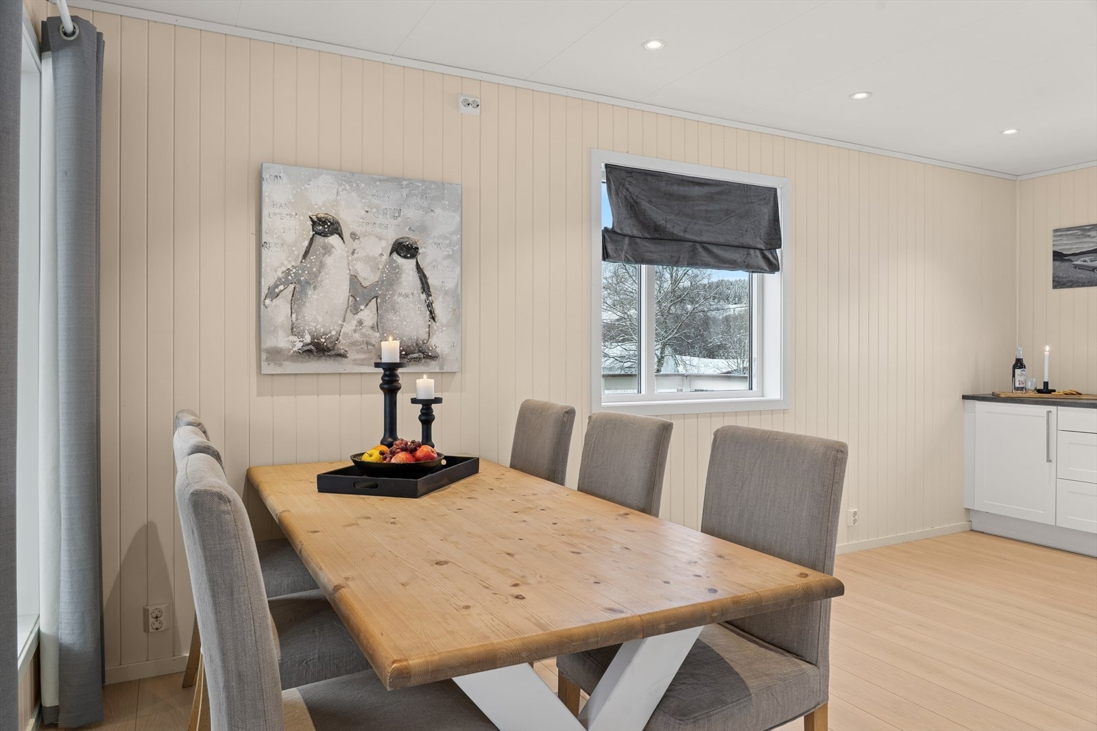 Kjøkken med plass til spisegruppe med plass til flere. Galleribilde