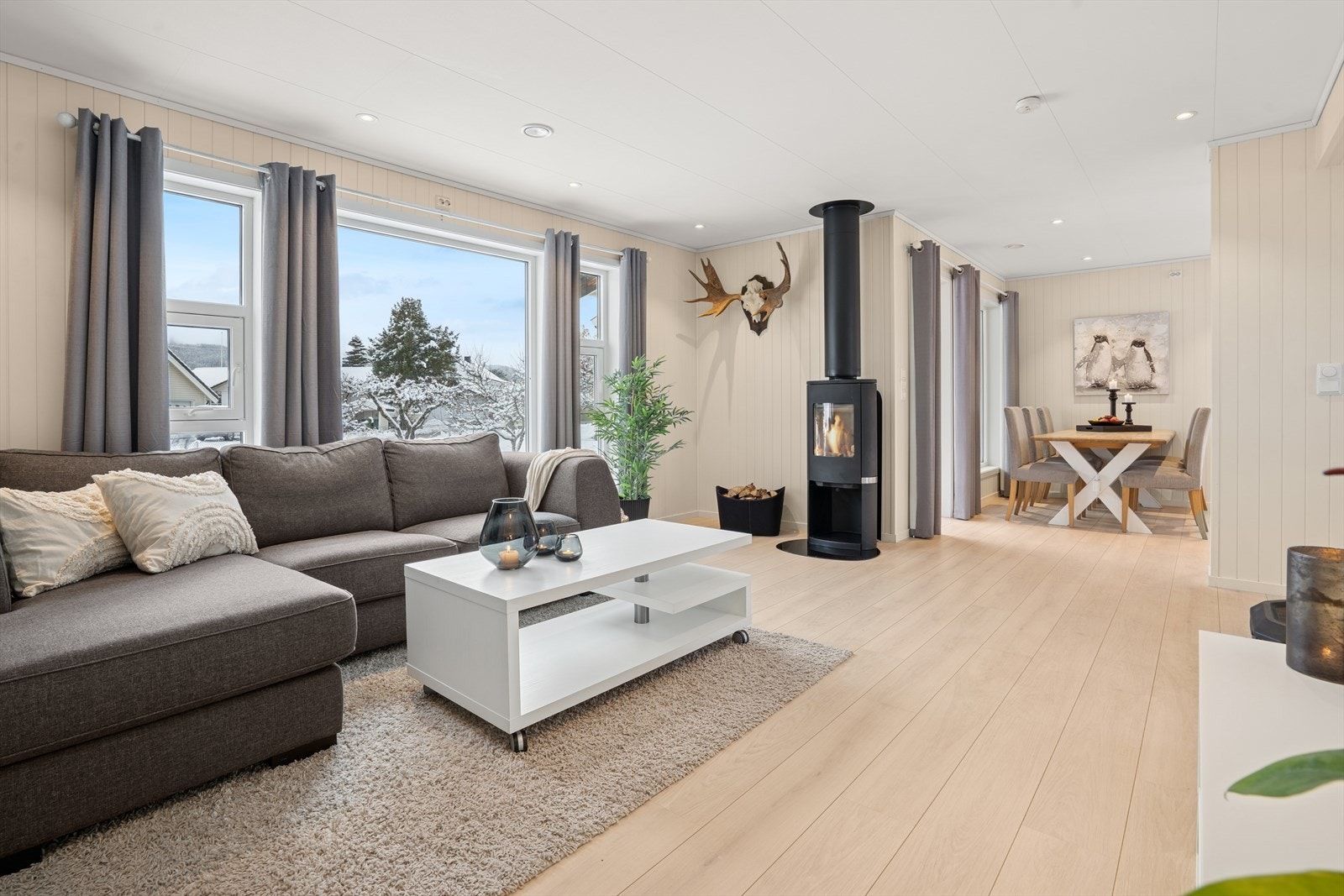 Romslig stue med godt lysinnslipp. Galleribilde