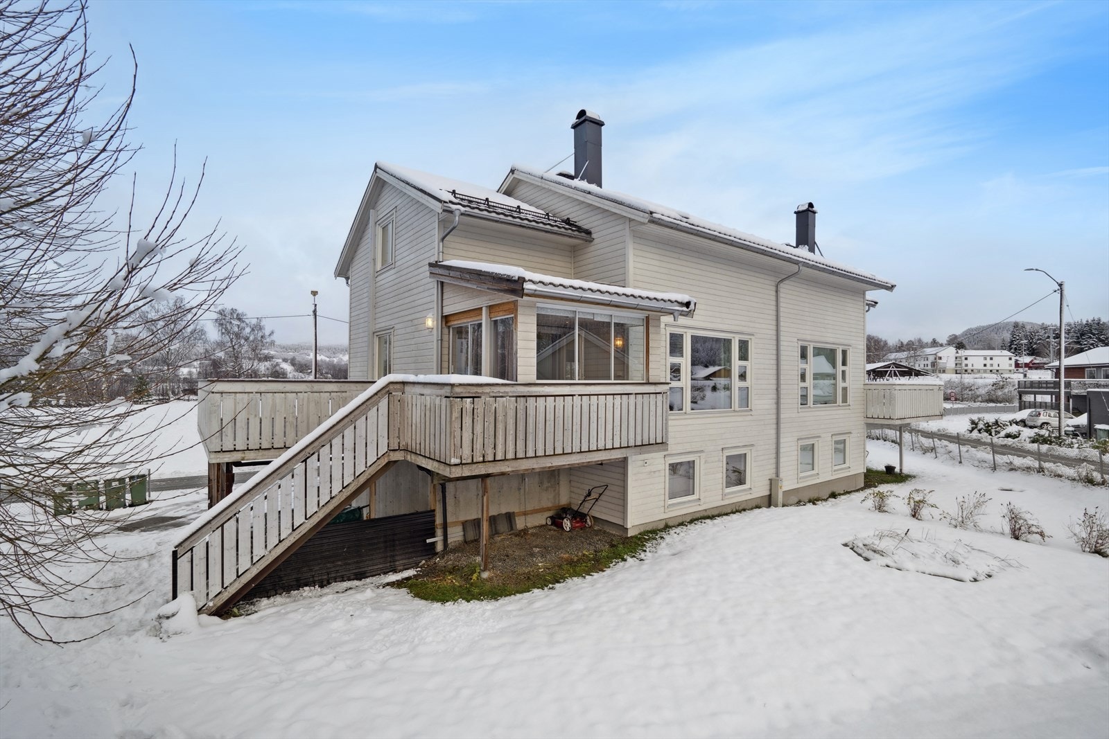 Stor hage med muligheter for utemøblement. Galleribilde