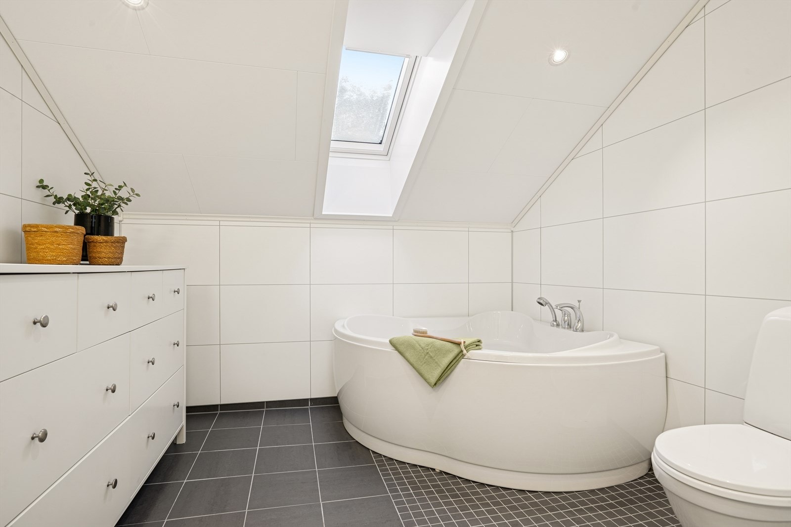 Baderom med god skapplass. Galleribilde