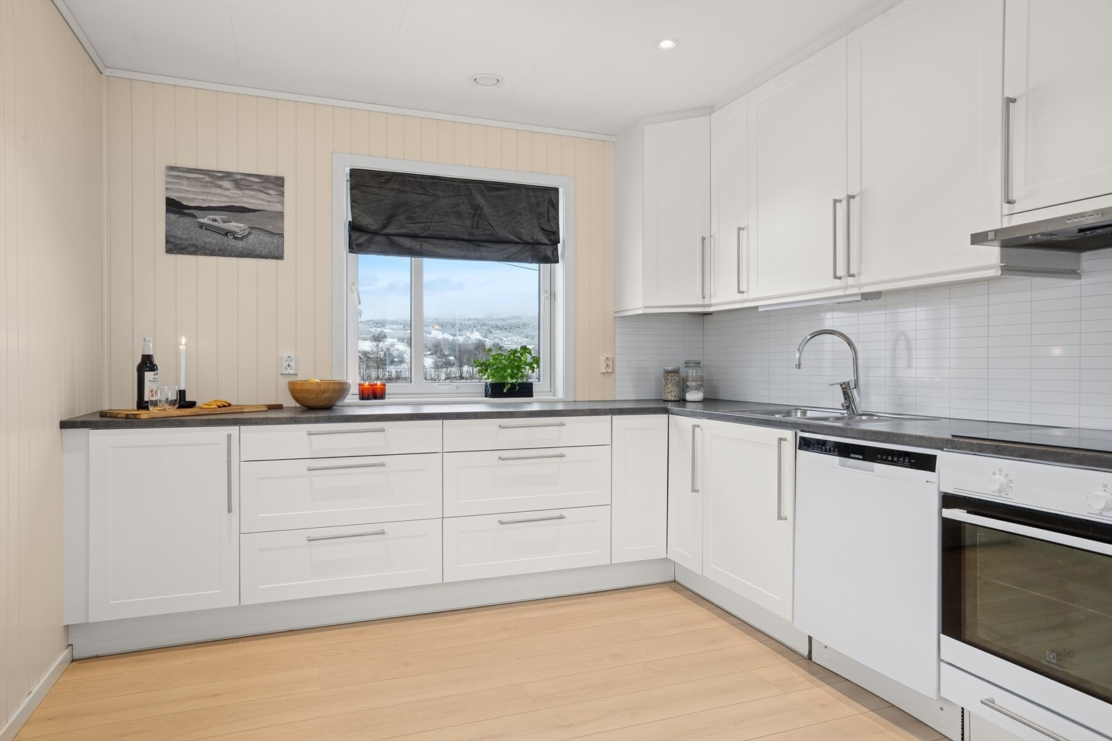 Rikelig med skapplass og benkeplass. Galleribilde