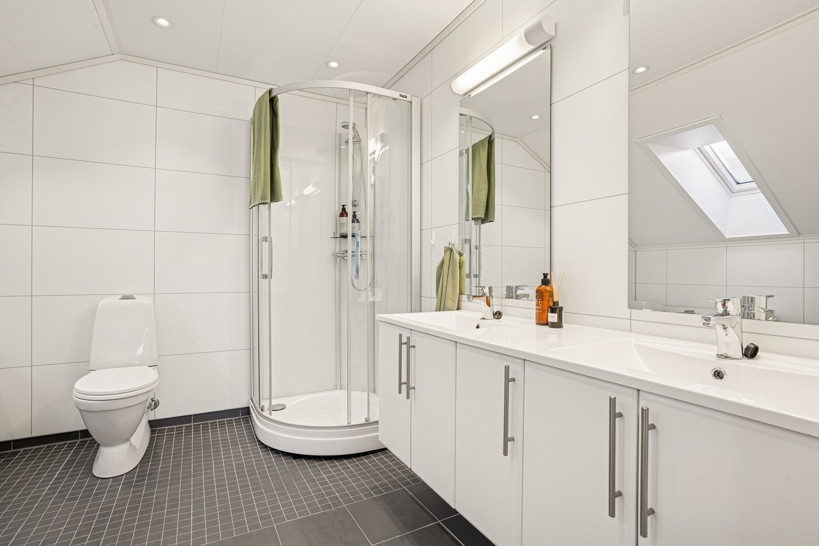 Lyst og fint baderom. Galleribilde