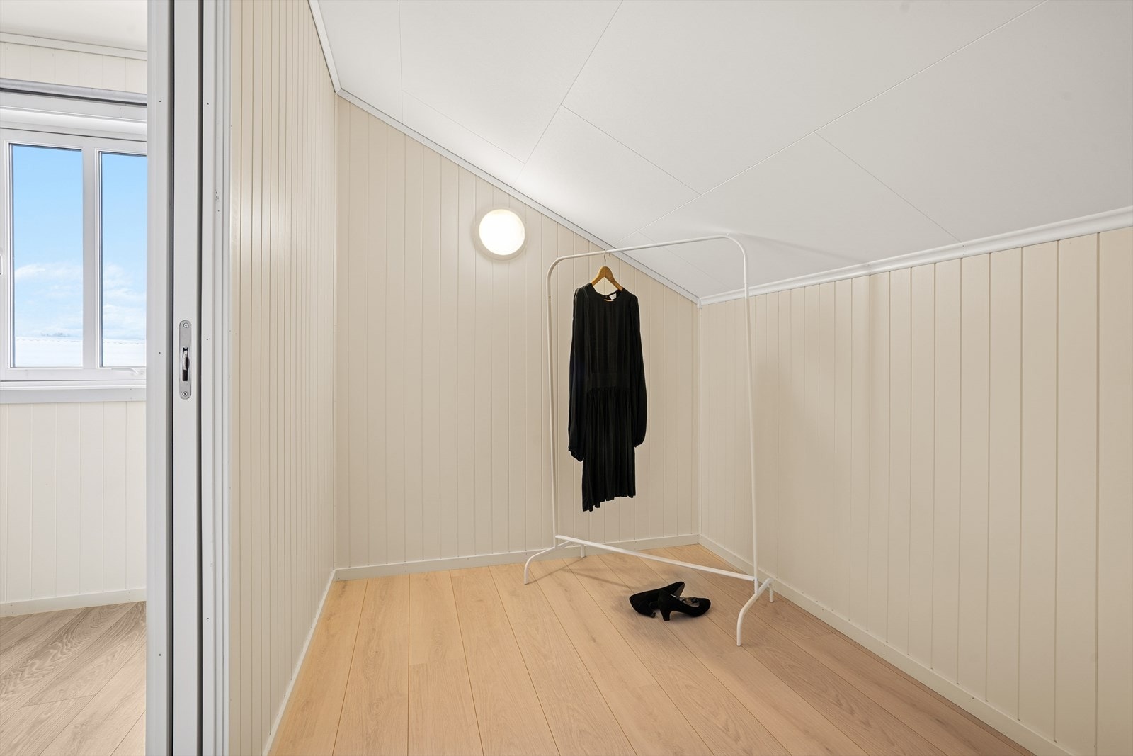 Soverom med walk-in closet. Galleribilde