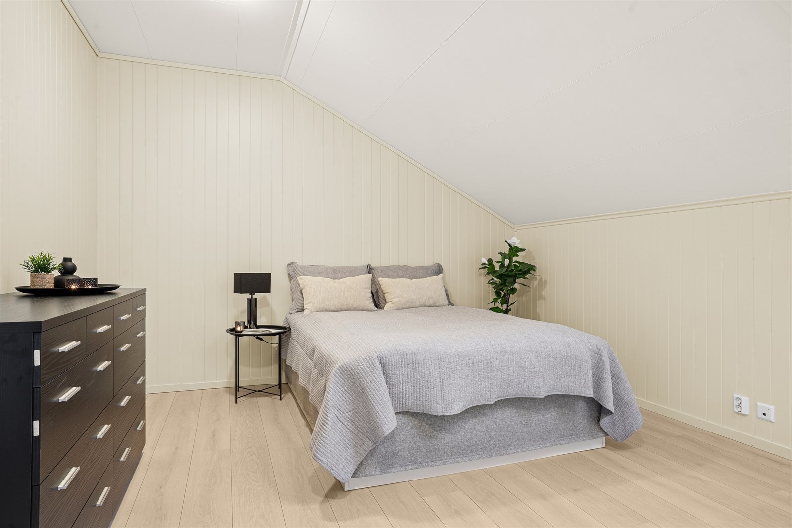 Soverom med god skapplass. Galleribilde