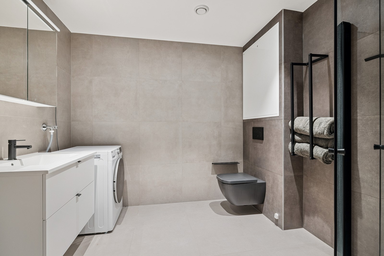 I leien er det inkludert grunnpakke TV- og internett, parkering i garasje og vann og avløpsutgifter. Galleribilde