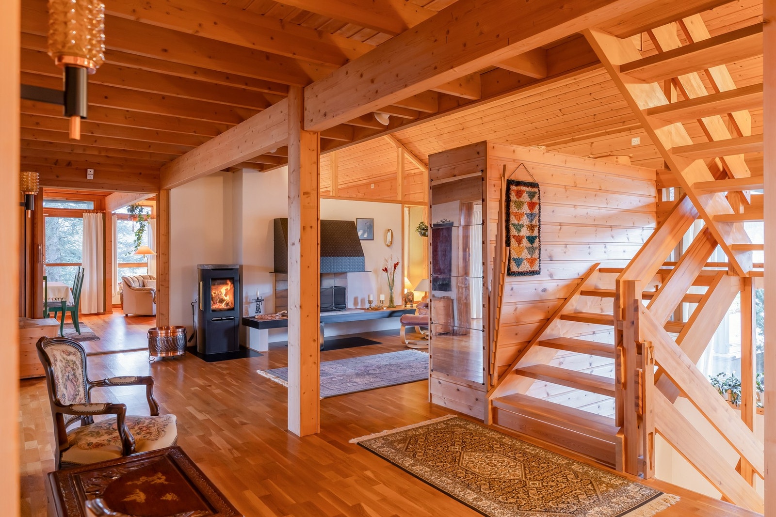 Det finnes to trapper i huset som leder opp til loftsetasje og sokkeletasje. Galleribilde