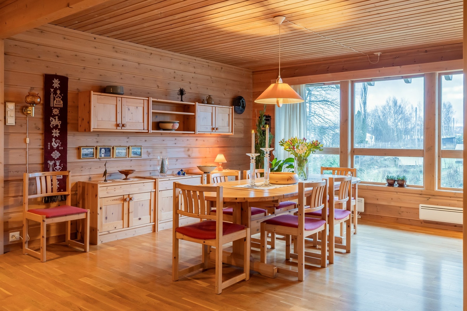 Spisestuedel som ligger i tilknytning kjøkken. Galleribilde