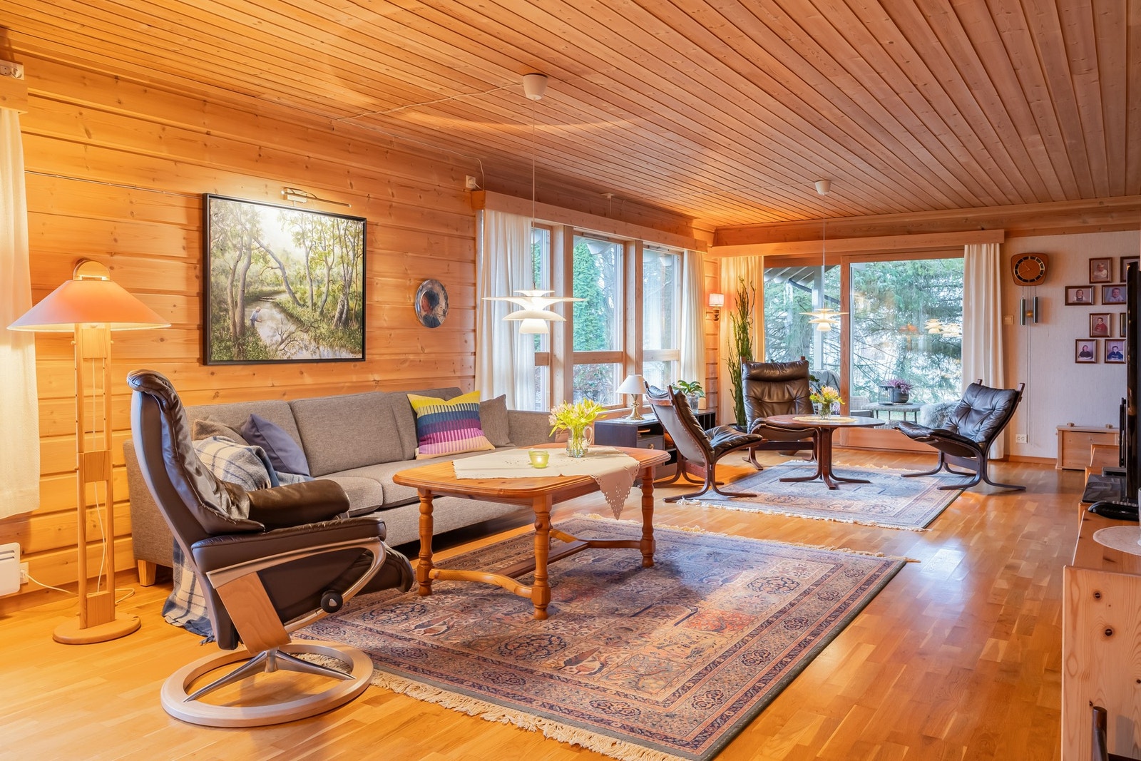 Denne stuen er brukt som TV-stue og spisestue, og er på 47 kvm. Galleribilde