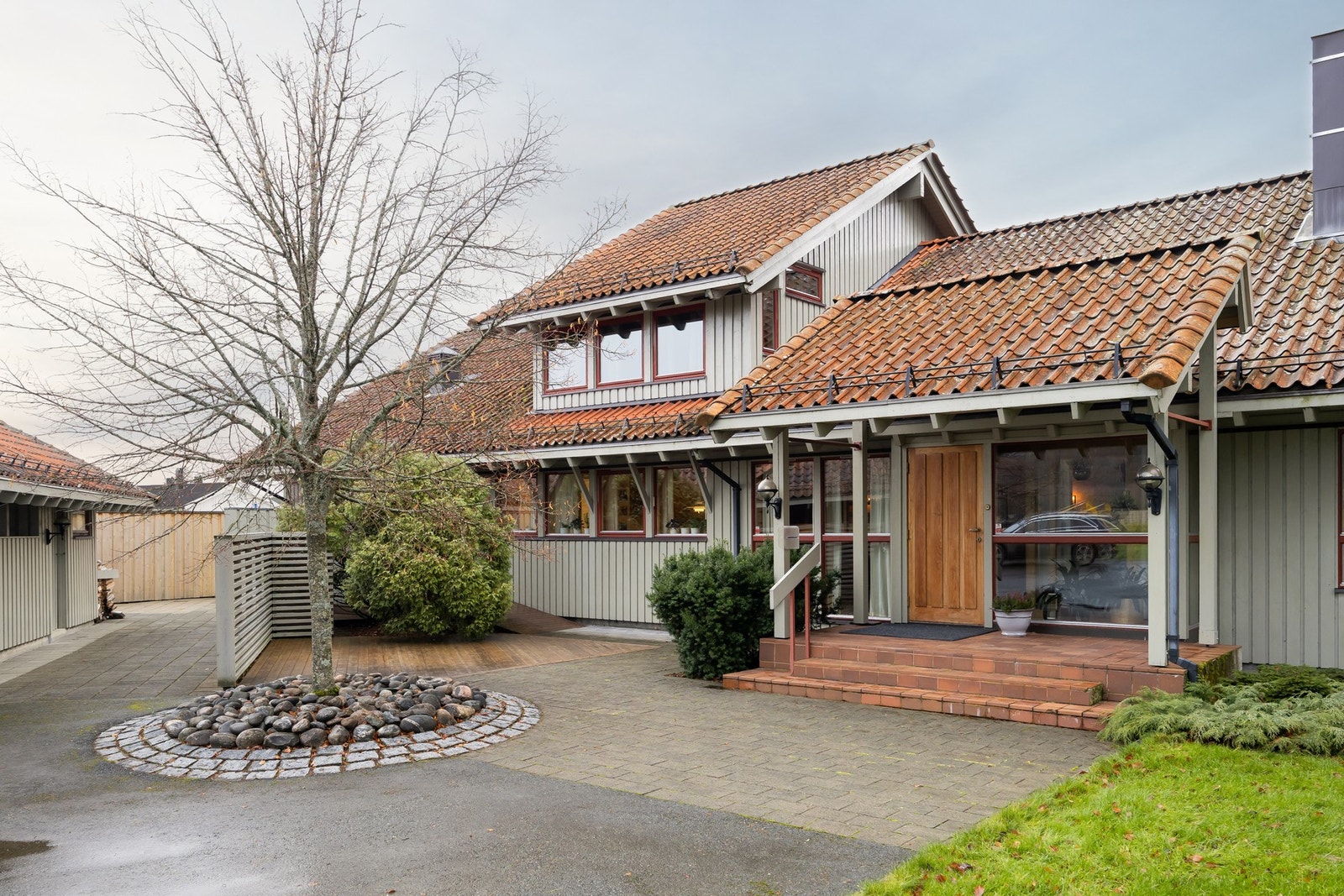 Huset er bygget i gjennomgående god kvalitet og gjennomtenkte løsninger. Her har man mulighet for flere avdelinger for storfamilien, kontor, hobbyrom og i tillegg hybelleilighet i sokkel. Galleribilde