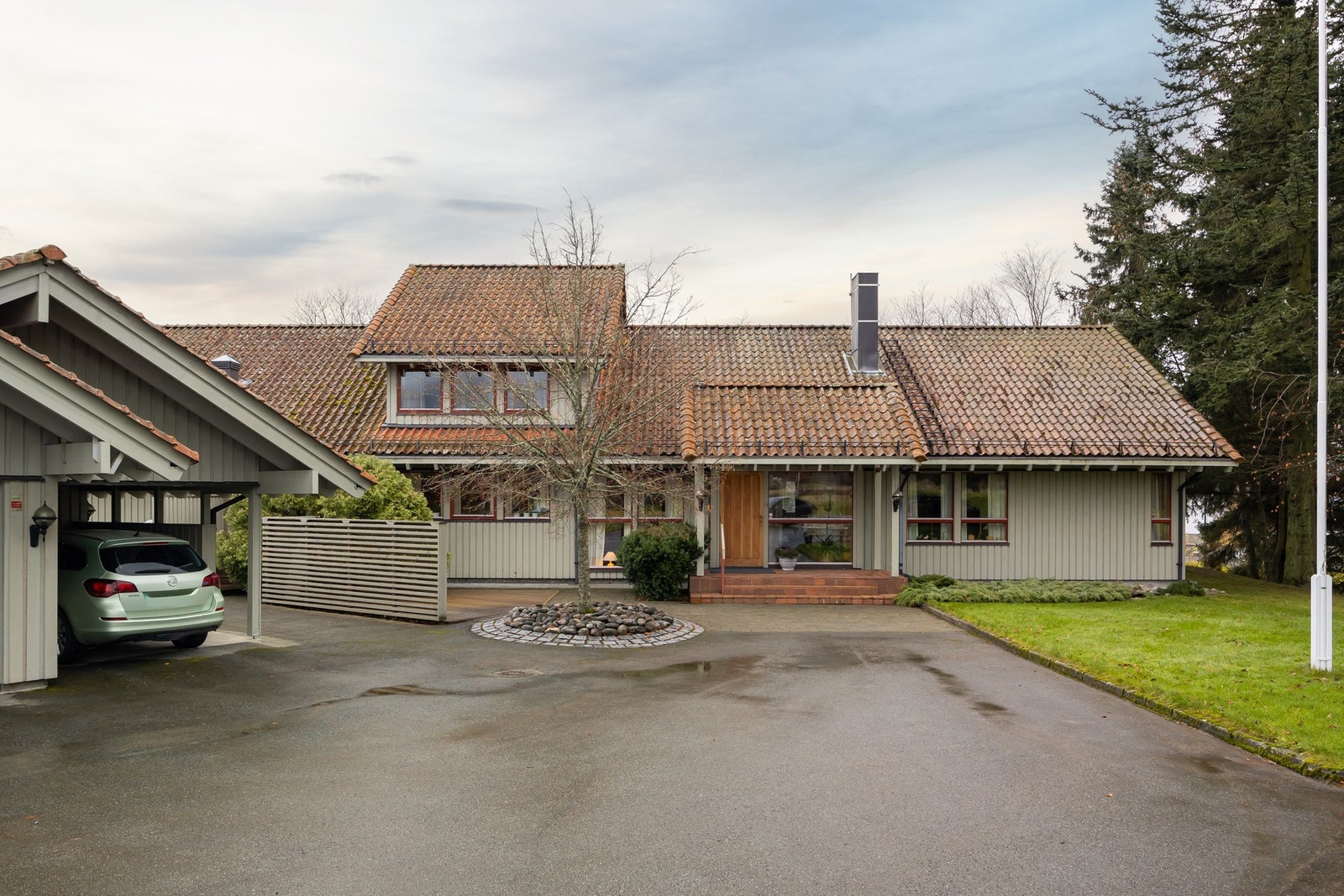 Stor gårdsplass med garasje og carport. God plass for mange biler. Velkommen til visning! Galleribilde