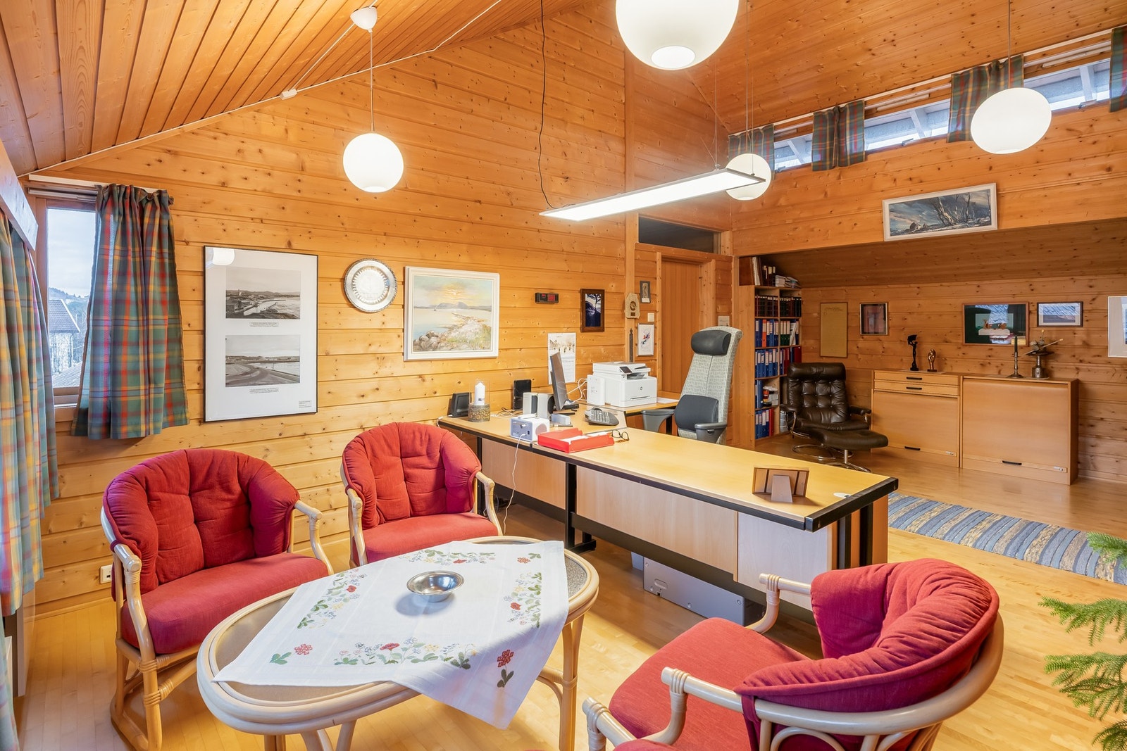 Det ene rommet brukes som kontor idag, men her oppe er det mange muligheter for enten loftstuer eller flere soverom. Galleribilde