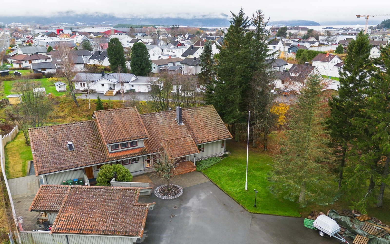 Eiendommen ligger i et hyggelig og etablert boligområde i Stjørdal, med kort vei til alt man trenger i hverdagen. Boligen ligger innerst i en stikkvei, på en stor tomt, som gjør at man ligger skjermet for seg selv. Galleribilde