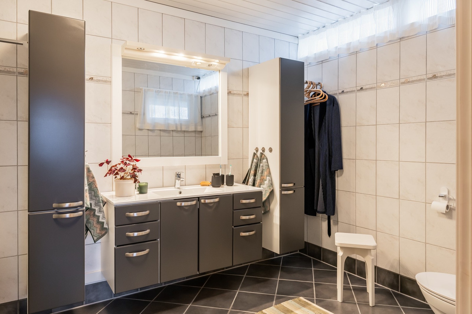 Badet ble sist oppusset i 2008. Badet har flislagt bad med varmekabler og fliser på vegger. Badet har 30 x 30 cm på gulv og 20 x 30 cm på vegger. Galleribilde