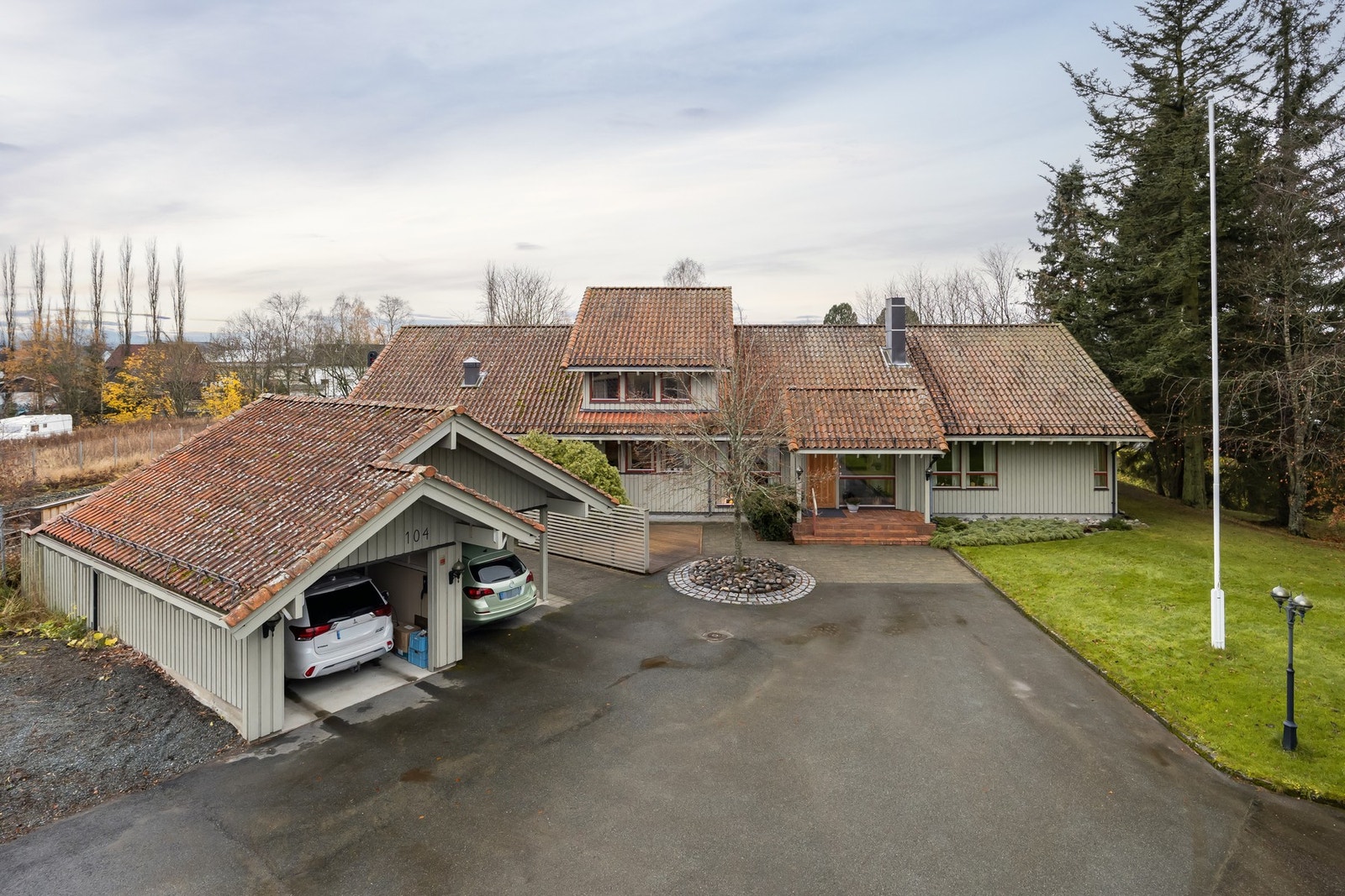 Dette er en arkitekttegnet enebolig på godt over 500 kvm, som gir et svært spennende og godt innhold med mange muligheter. Galleribilde