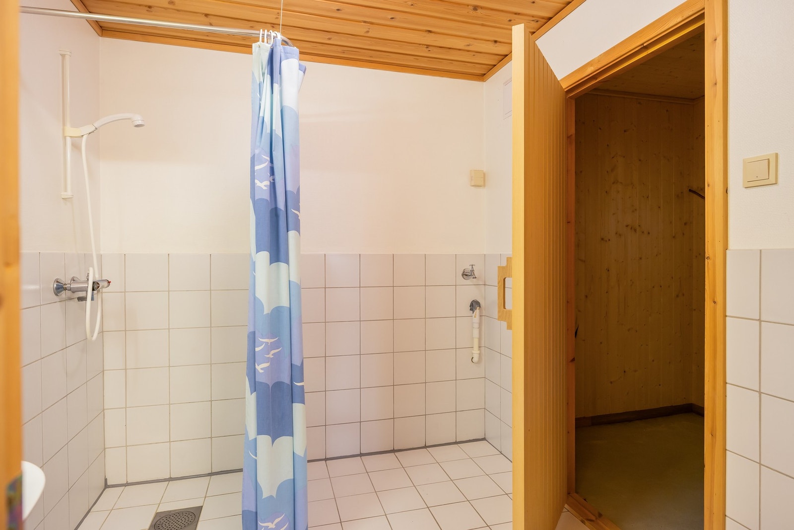 Bad i utleiedel. Var også bygget klart for badstue, men er bare brukt som bod. Galleribilde