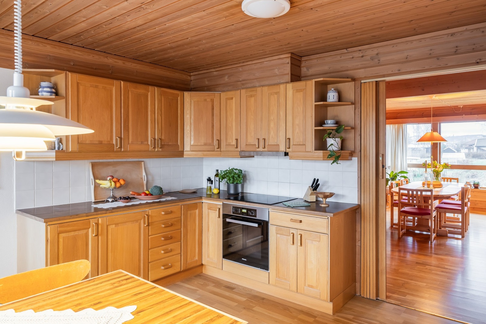 Kjøkkeninnredningen har folierte skorg, lakkerte fronter i eik og laminert benkeplate. Galleribilde