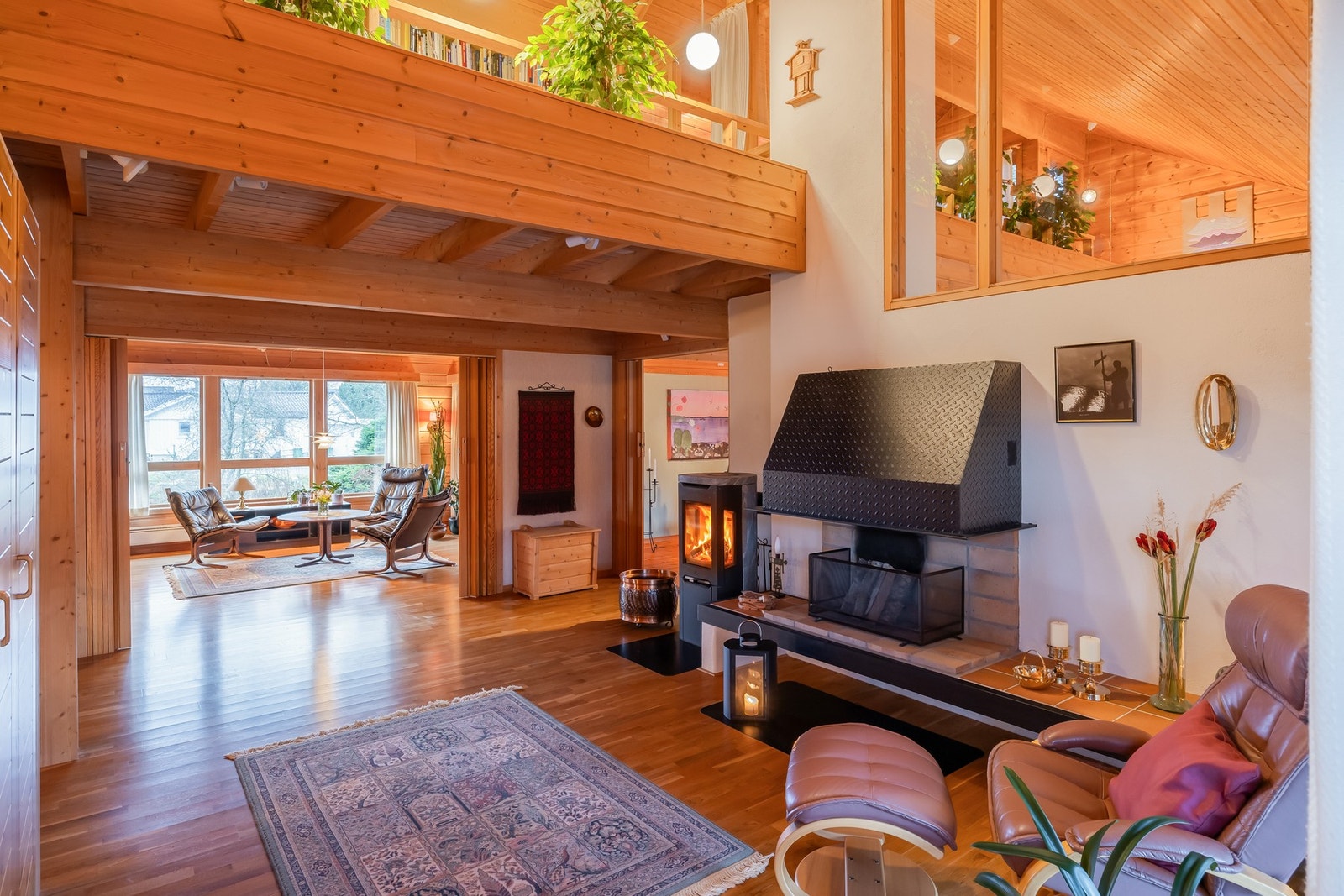 Man møtes av en stor gang og hall, med svært god takhøyde og unike detaljer som setter sitt særpreg på boligen. Galleribilde