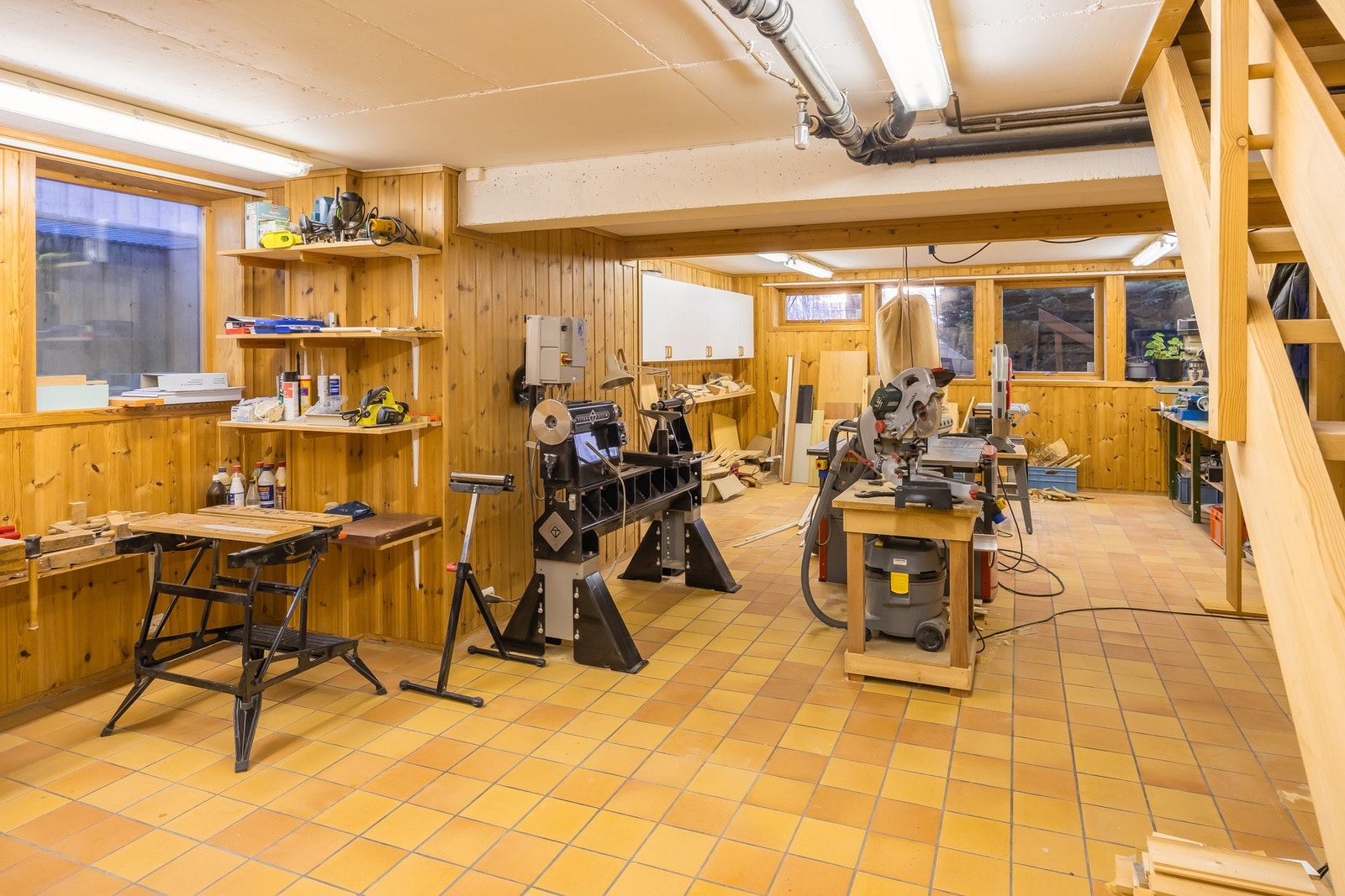 I sokkeletasjen mot øst så er det etablert et stort verksted/hobbyrom på hele 52 kvm! Et rom man mange muligheter, enten man vil ha et eget verksted/hobbyrom eller feks lage et treningsrom eller aktivitetsrom. Galleribilde