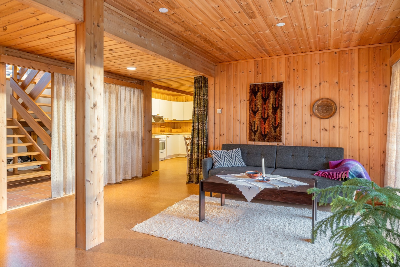 Store deler av sokkeletasjen er laget som utleiehybel. Men arealet kan også fint benyttes selv. Galleribilde