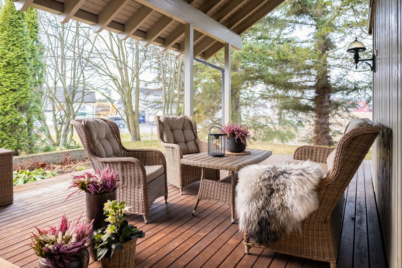 En av uteplassene, og her har man et praktisk takoverbygg. Galleribilde