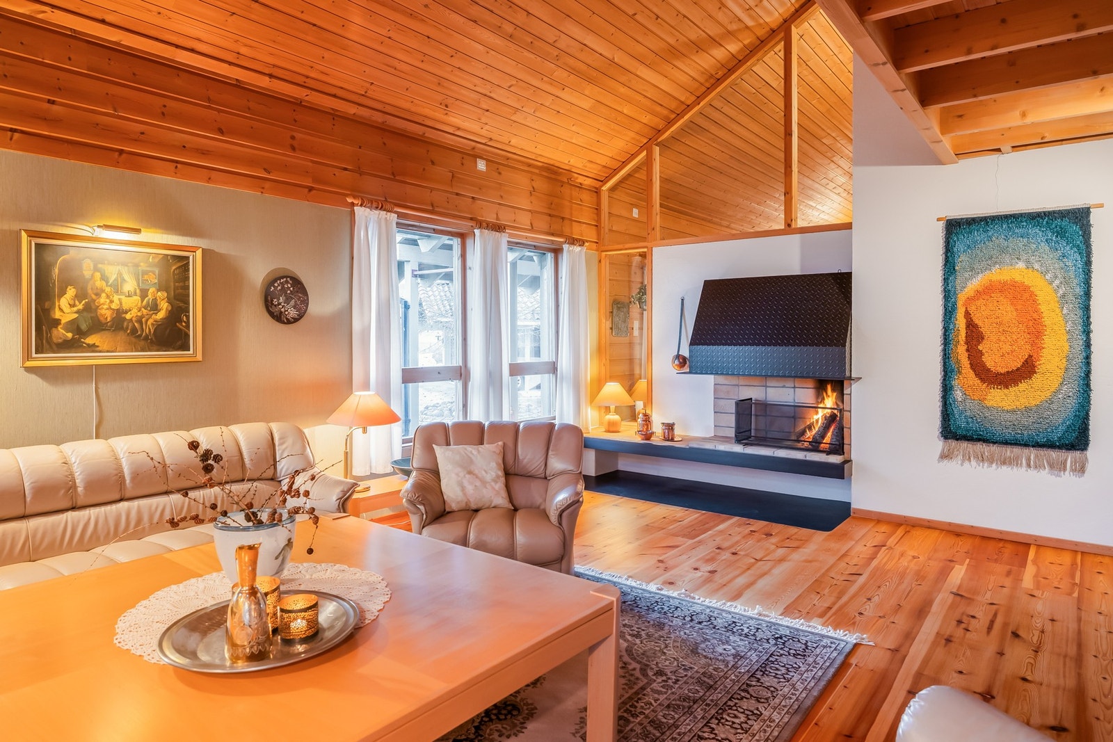 Man har både åpen peis og lukket vedovn. Galleribilde