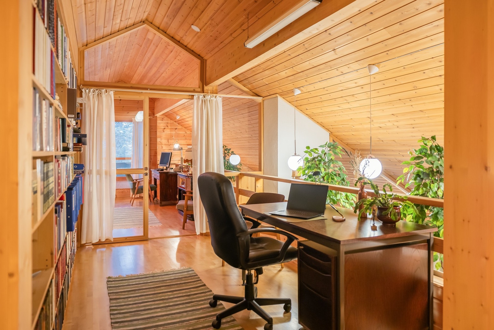 Over den ene stuen har man to kontor, med åpent ned til førsteetasjen som er en stilig detalj. Galleribilde